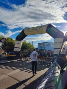 Más que una carrera, una fiesta. Cientos de corredores han tomado hoy la salida en el VI Desafío La Codosera, regalándonos imágenes para la historia en una jornada donde el "miedo" a la lluvia se transformó en un sol radiante.